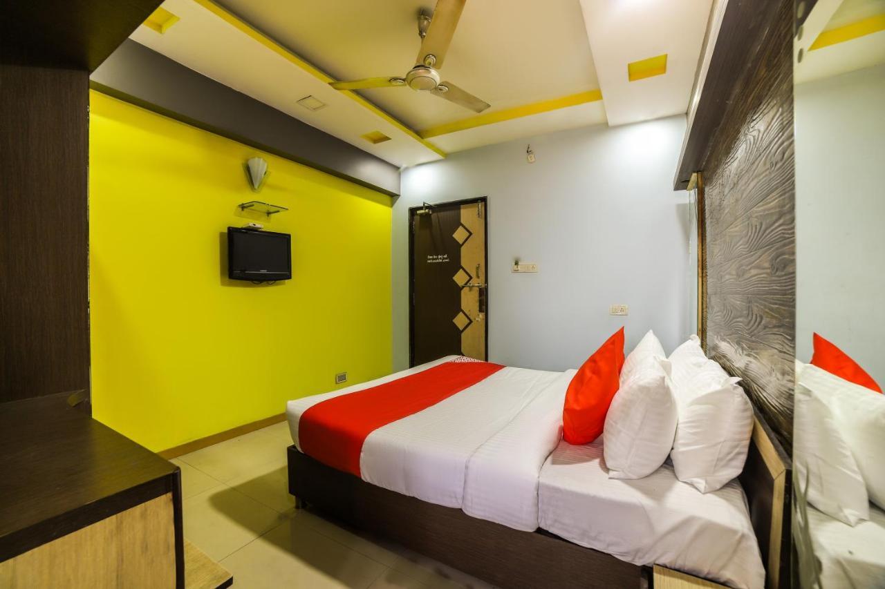 Oyo 69877 Hotel Sarthi Residency Ахмедабад Экстерьер фото