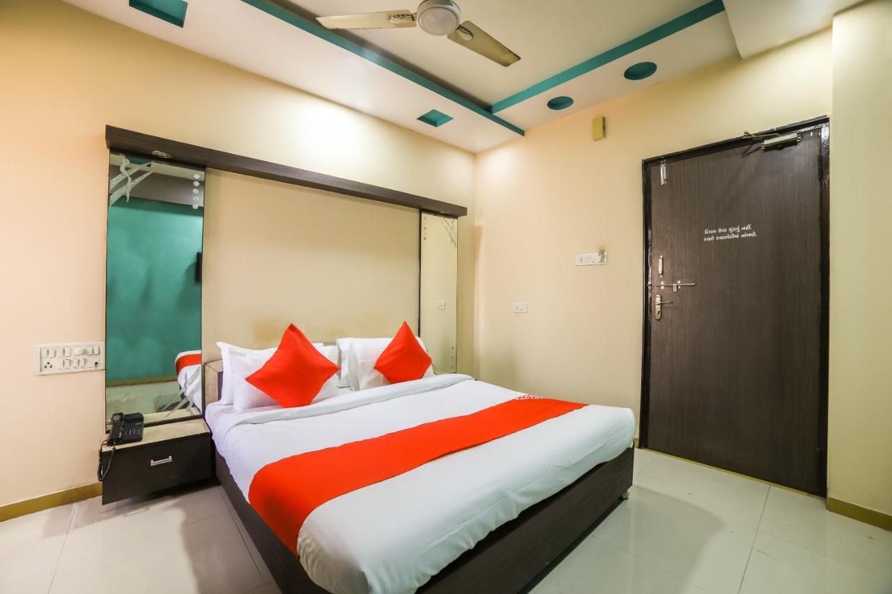 Oyo 69877 Hotel Sarthi Residency Ахмедабад Экстерьер фото