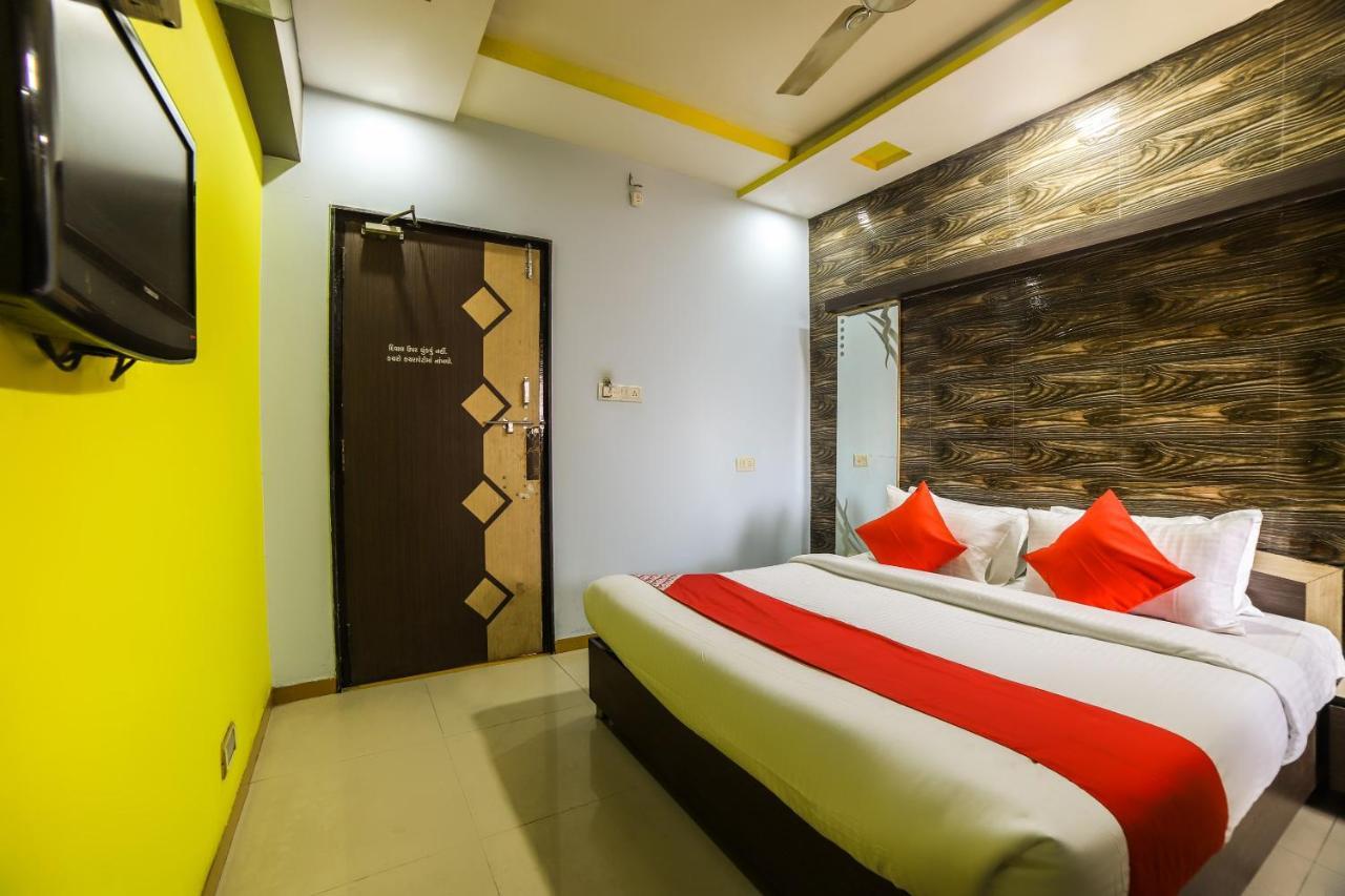 Oyo 69877 Hotel Sarthi Residency Ахмедабад Экстерьер фото