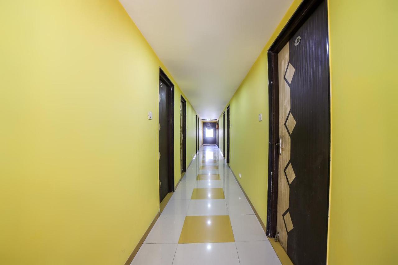 Oyo 69877 Hotel Sarthi Residency Ахмедабад Экстерьер фото