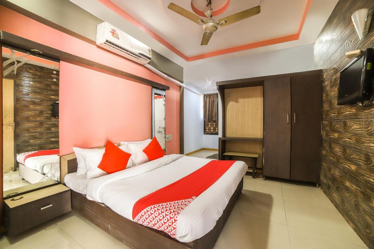 Oyo 69877 Hotel Sarthi Residency Ахмедабад Экстерьер фото