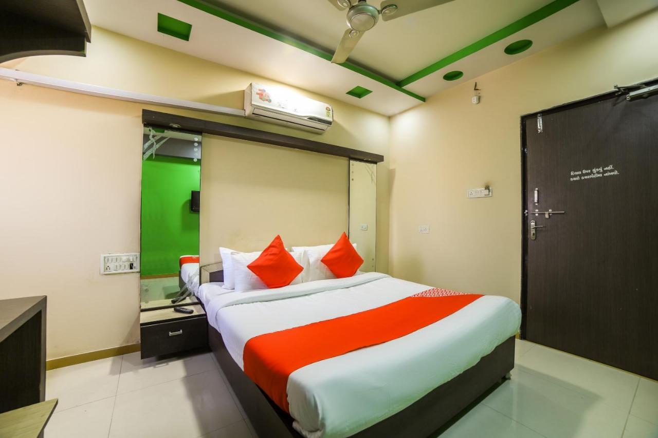 Oyo 69877 Hotel Sarthi Residency Ахмедабад Экстерьер фото