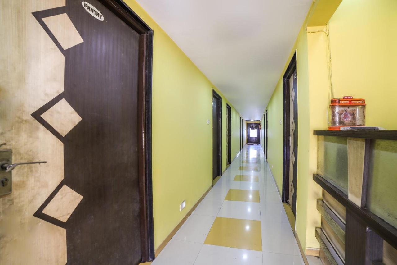 Oyo 69877 Hotel Sarthi Residency Ахмедабад Экстерьер фото