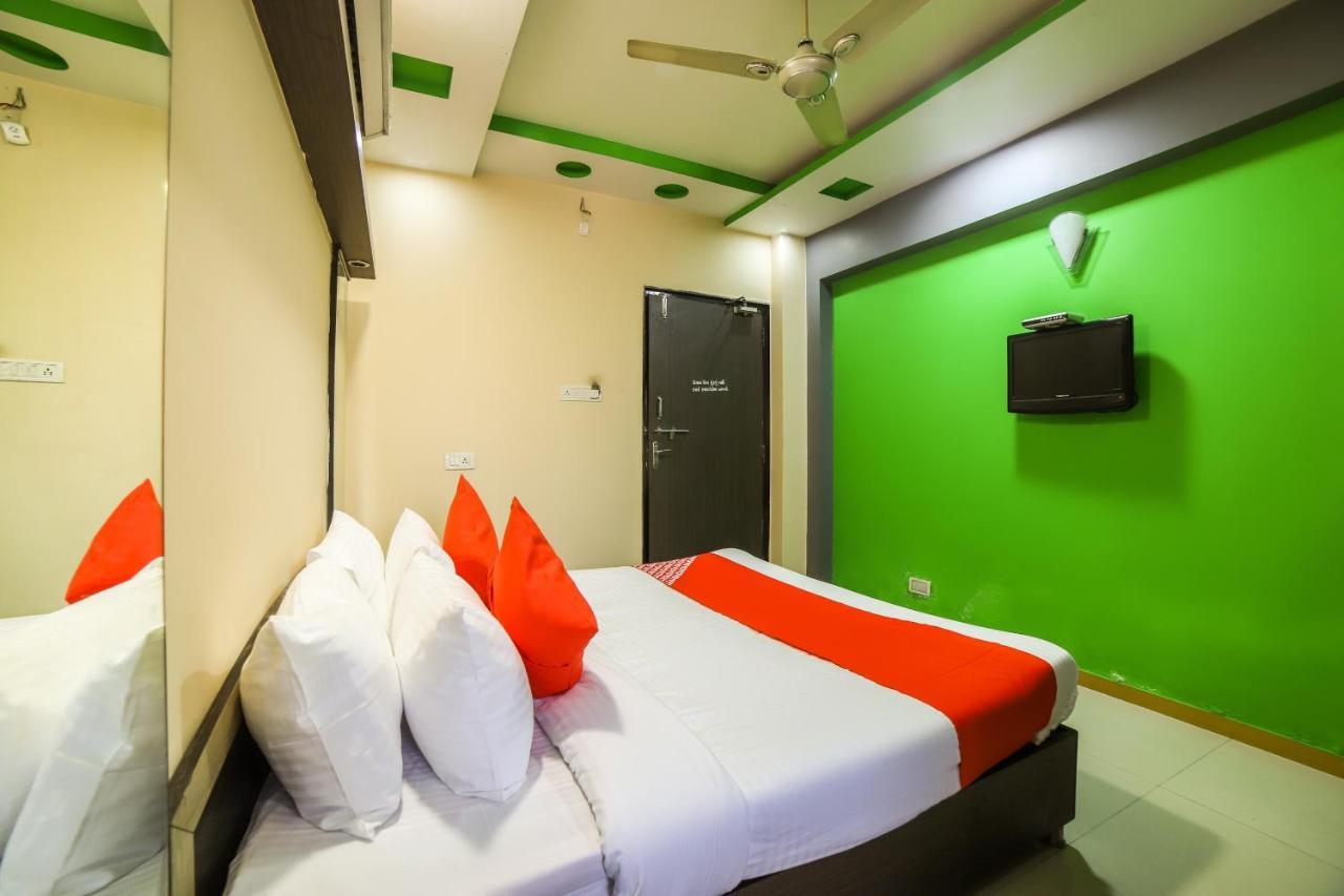 Oyo 69877 Hotel Sarthi Residency Ахмедабад Экстерьер фото