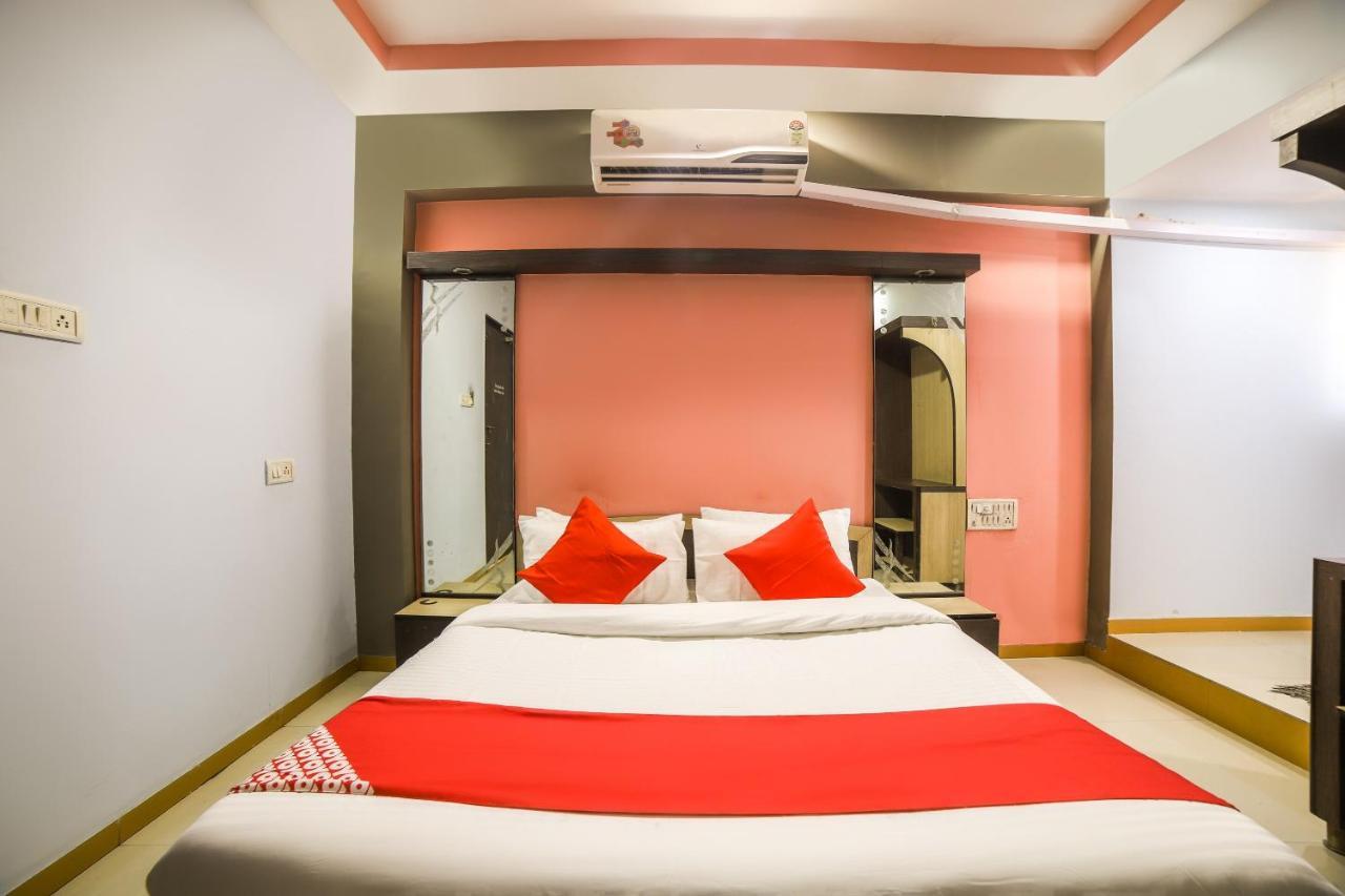 Oyo 69877 Hotel Sarthi Residency Ахмедабад Экстерьер фото