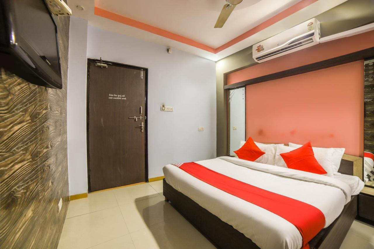 Oyo 69877 Hotel Sarthi Residency Ахмедабад Экстерьер фото