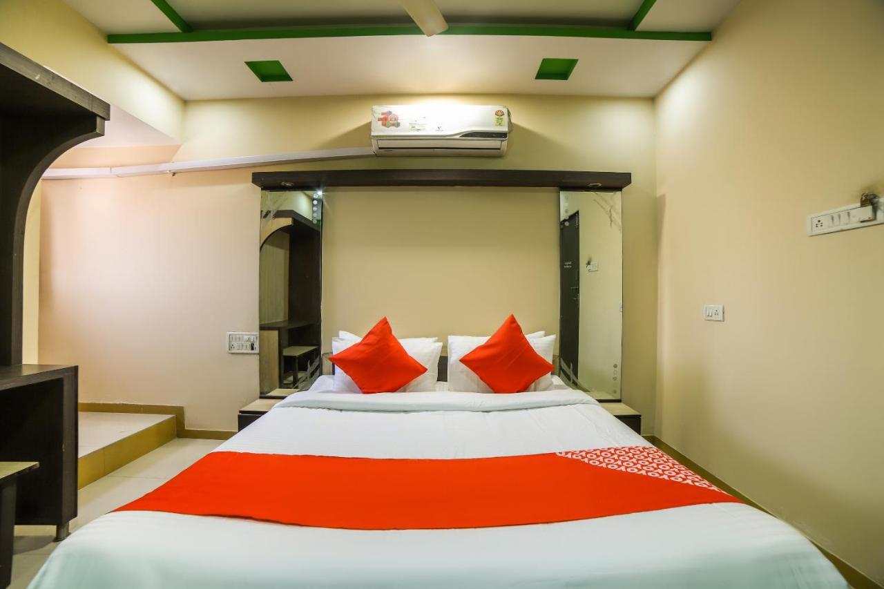 Oyo 69877 Hotel Sarthi Residency Ахмедабад Экстерьер фото